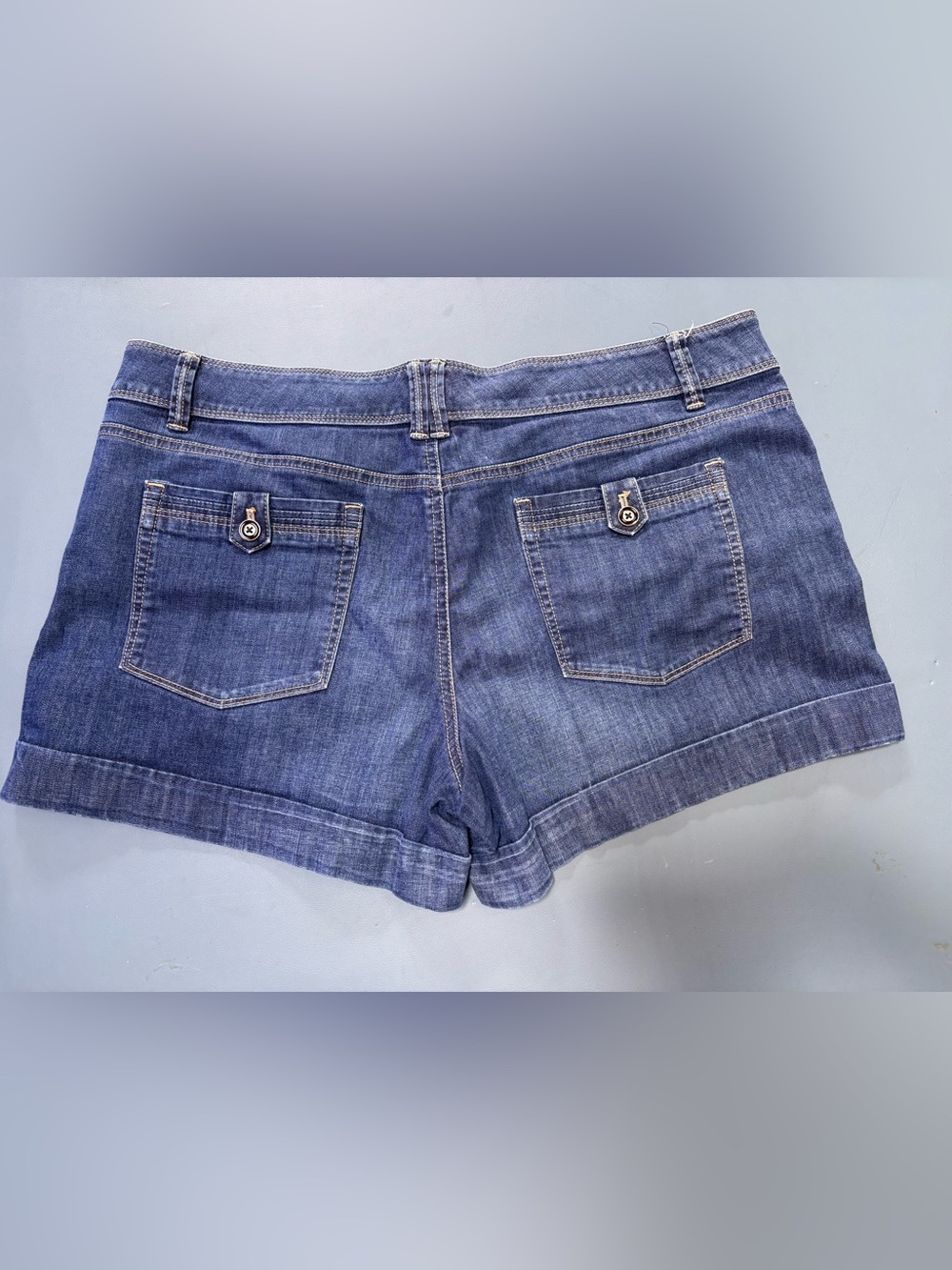 White House Black Market WHBM Blue Denim Shorts Women’s Size 14 - Picture 2 of 7